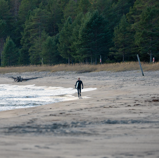 Catching Waves under the Midnight Sun - Salusand